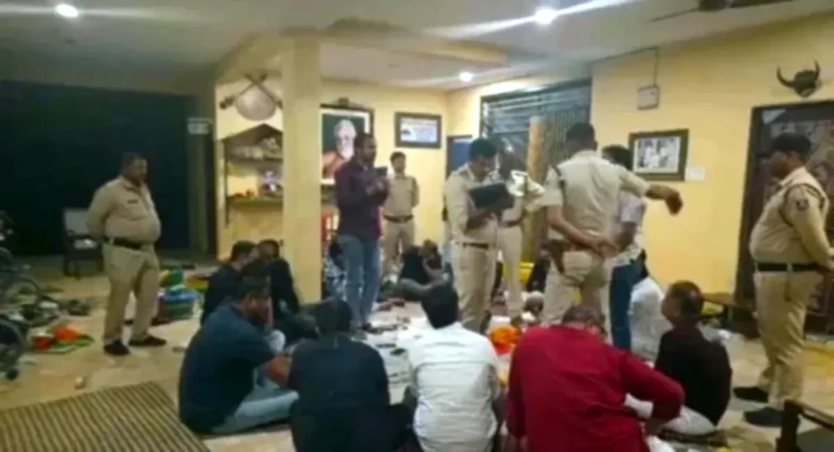 IAS फार्महाउस जुआकांड में बवाल: FIR बदलने से इनकार पड़ा भारी, TI पहुंचा हाईकोर्ट—‘सच लिखा, सस्पेंड कर दिया’