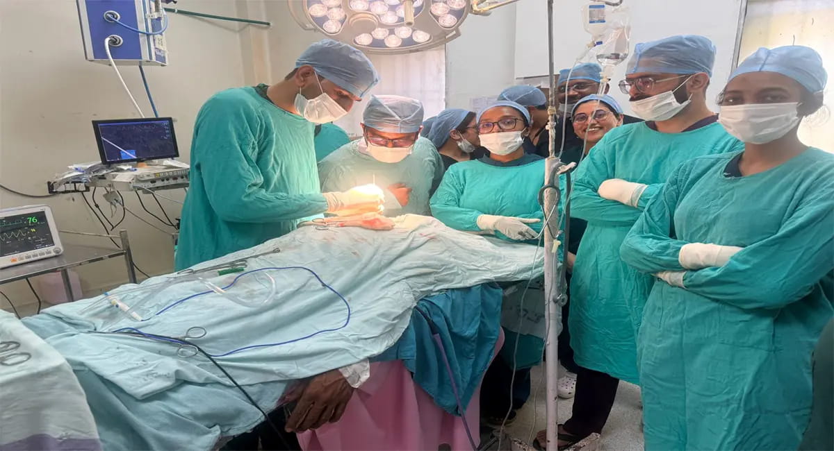 गले में फंसा सरिया, मौत से जंग…लेकिन ऑपरेशन के बाद बचाया गया 