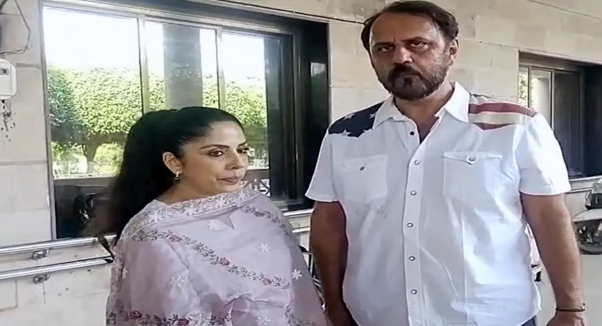  टीवी एक्ट्रेस रेमन कक्कड़ पहुंचीं इंदौर कलेक्टर दफ्तर 
