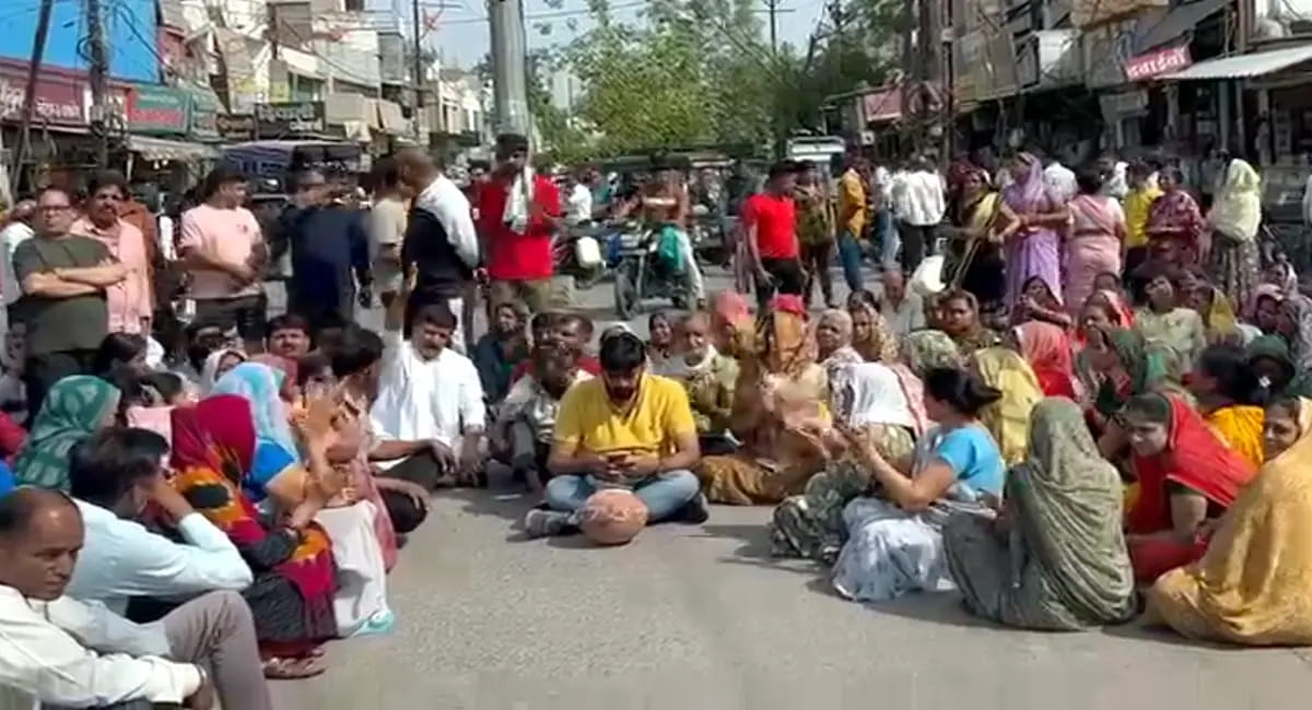 गौरी नगर चौराहे पर कांग्रेस का चक्काजाम