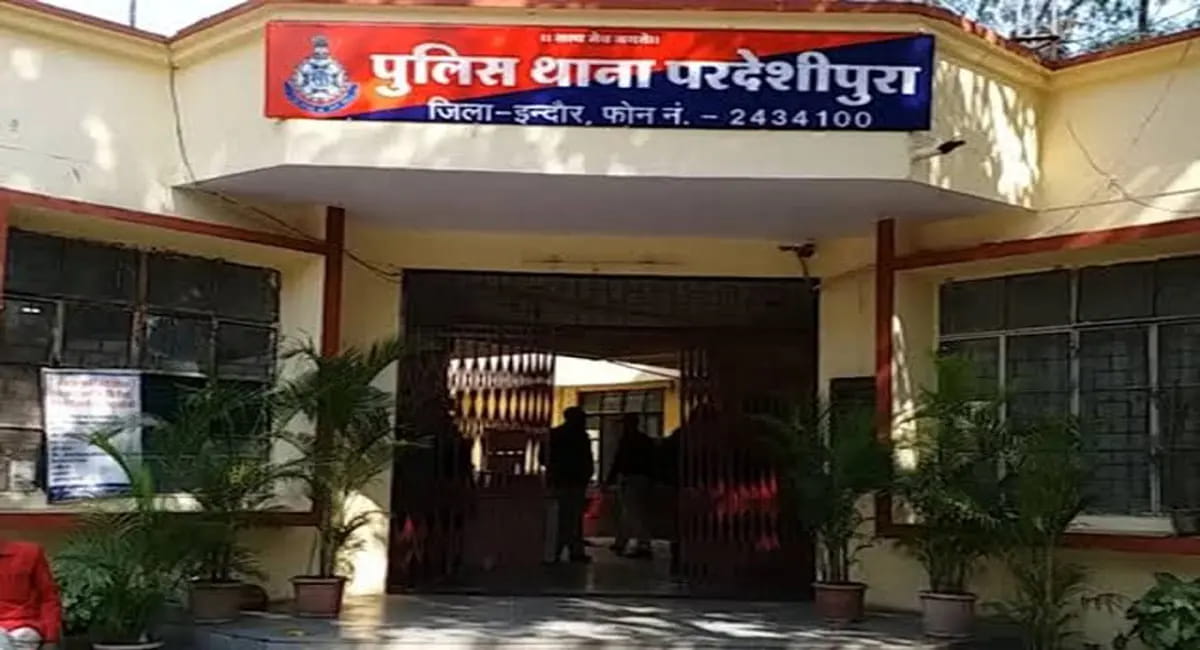 जवाब में बरसे लात-घूंसे और लोहे की रॉड