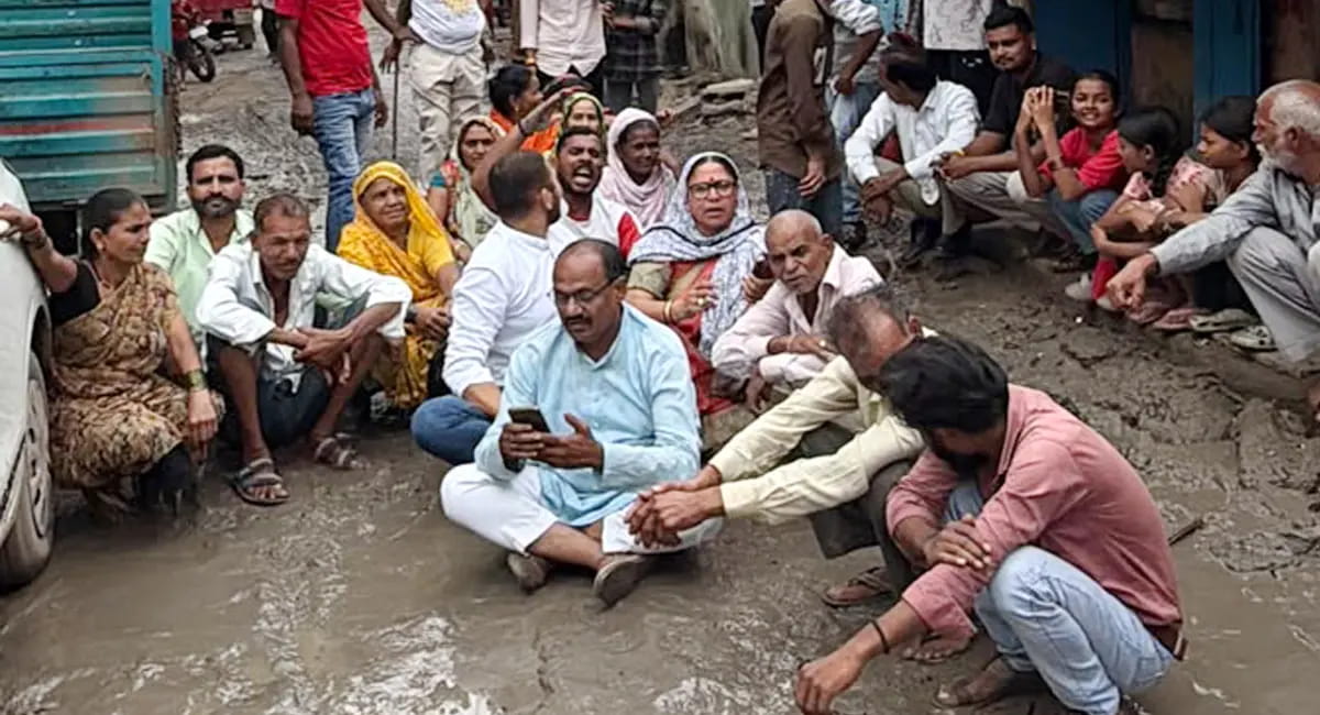 कीचड़ में बैठ गए पार्षद और रहवासी:सड़क नहीं बनी तो नगर निगम के खिलाफ धरना