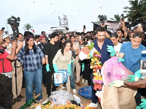 गणपति विसर्जन के बाद चला सफाई अभियान, अक्षय कुमार और महाराष्ट्र CM की पत्नी ने उठाया कचरा