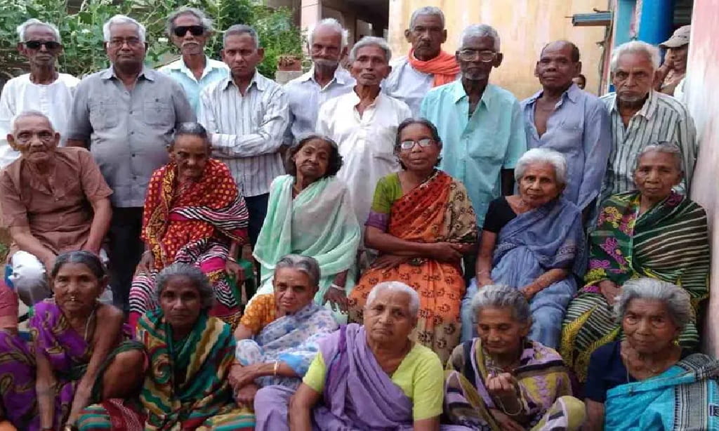 मां कहती थीं सुंदर साड़ी में देना अंतिम विदाई...कोरोना में पीपीई बैग में किया गया अंतिम संस्कार, अब बेटा पितृपक्ष में बांटता है साड़ियां