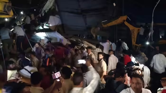 इंदौर में अचानक भरभराकर गिरी तीन मंजिला इमारत, एक युवती समेत दो लोगों की मौत, 12 लोग घायल 
