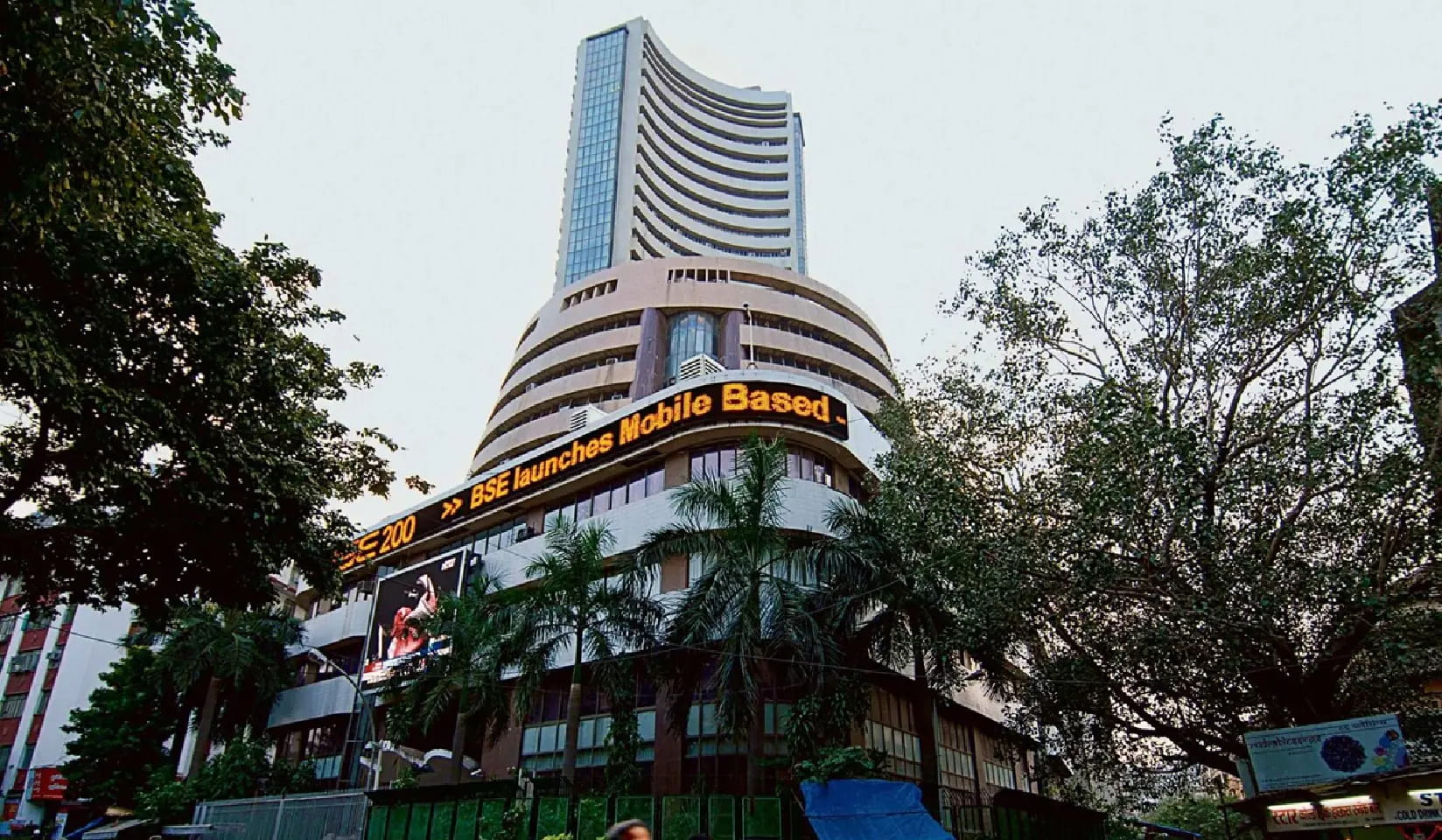 सपाट कारोबार की ओर बढ़ते बाजार में Sensex 176.68 अंक टूटा, Nifty 25,742 के नीचे