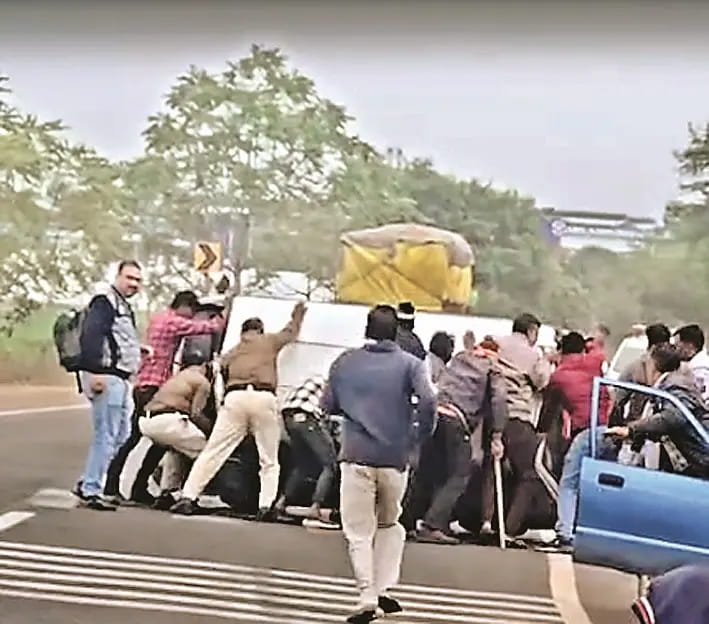  अचानक टर्न लेकर भाग निकलने की कोशिश में तेज रफ्तार मारुति वैन पलटी