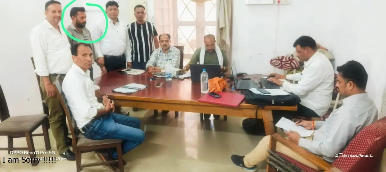 महिला प्यून का वेतन निकालने के बदले बीआरसी के बाबू कोे 7 हजार रुपए की रिश्वत लेते लोकायुक्त पुलिस ने पकड़ा