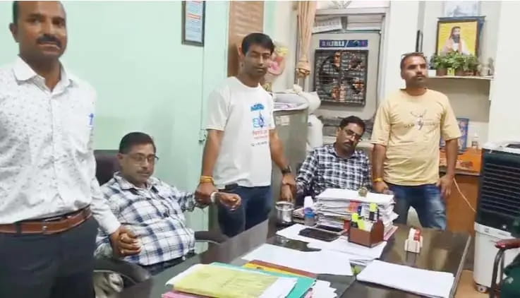 गर्ल्स हॉस्टल कुकडेश्वर,की वार्डन से 100000 रुपए की रिश्वत लेते आदिमजाति कल्याण विभाग का जिला संयोजक और अधीक्षक गिरफ्तार
