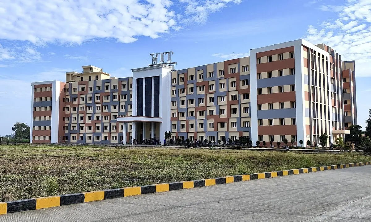  यूनिवर्सिटी में तानाशाही, शिकायत करने पर स्टूडेंट्स को देते थे फेल करने की धमकी