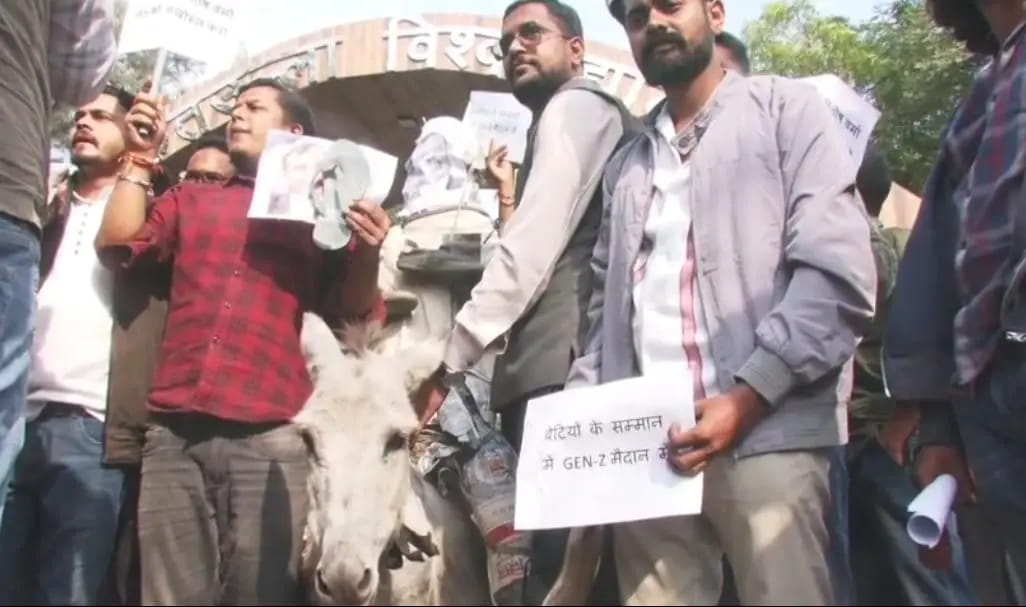 भोपाल में IAS संतोष वर्मा के पुतले को गधे पर बैठाकर जुलूस निकाला