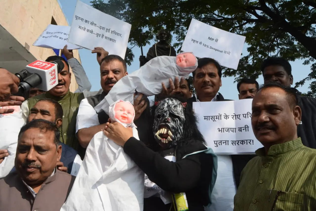 पूतना बनकर विधानसभा पहुंचीं कांग्रेस विधायक, छिंदवाड़ा सिरप कांड को लेकर विपक्ष ने किया प्रदर्शन
