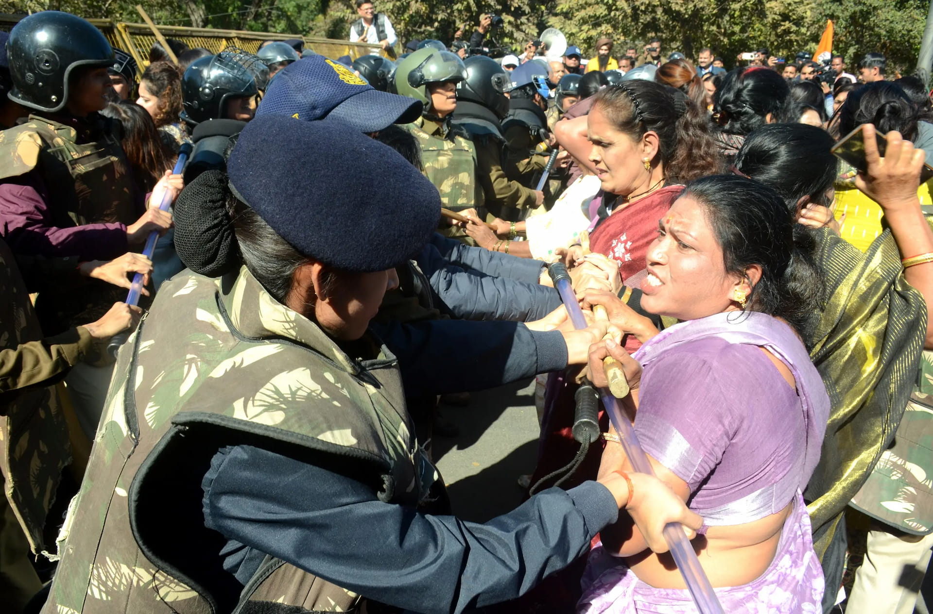 मंत्री विजय शाह के बंगले पर जा रही नेत्रियों को रोका, कई गिरफ्तार