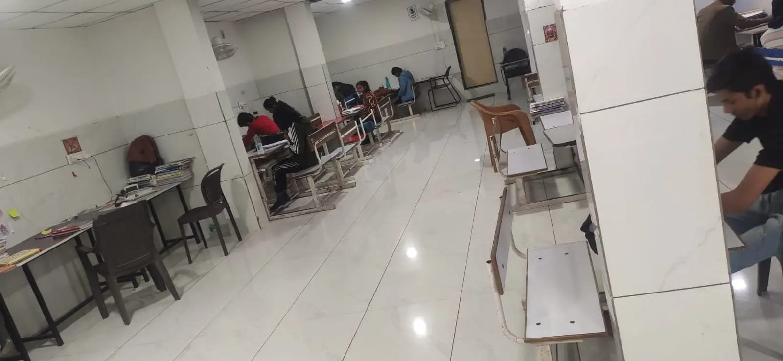 डॉक्टर नहीं बन सकीं, अब बच्चों के लिए चला रहीं लाइब्रेरी, ट्रस्ट के सहयोग से क्लीनिक भी शुरू की