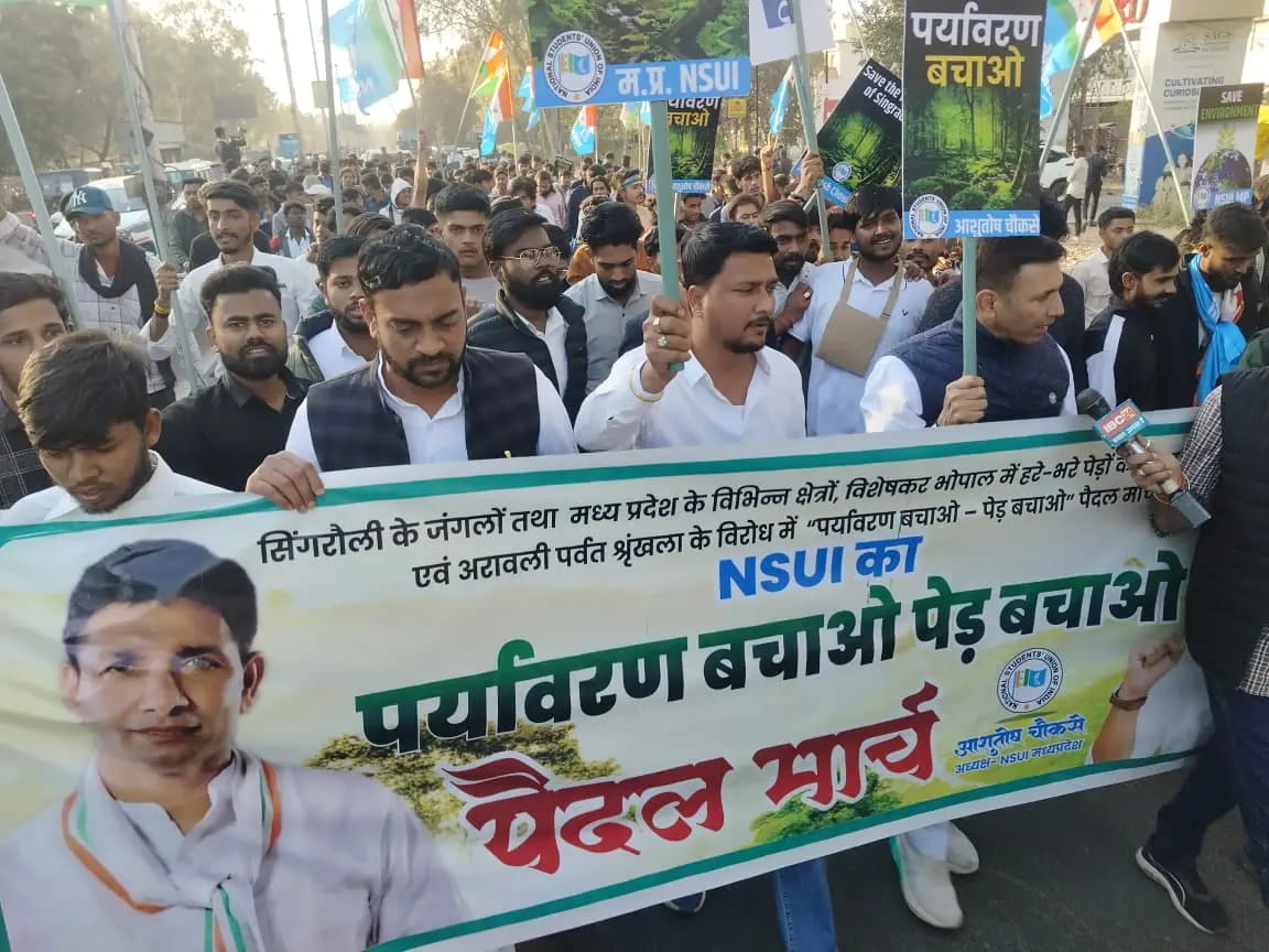 पर्यावरण बचाने के लिए NSUI ने अयोध्या बायपास पर किया मार्च, पटवारी बोले-पेड़ों की कटाई भविष्य से खिलवाड़