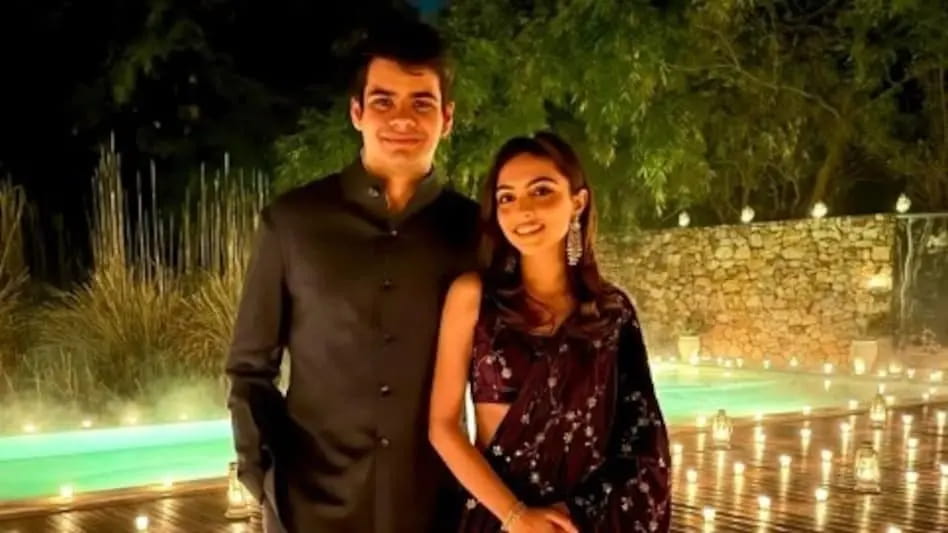 रेहान वाड्रा-अवीवा की सगाई के फोटो वायरल, प्रियंका गांधी-राबर्ट वॉड्रा ने दिया आशीर्वाद