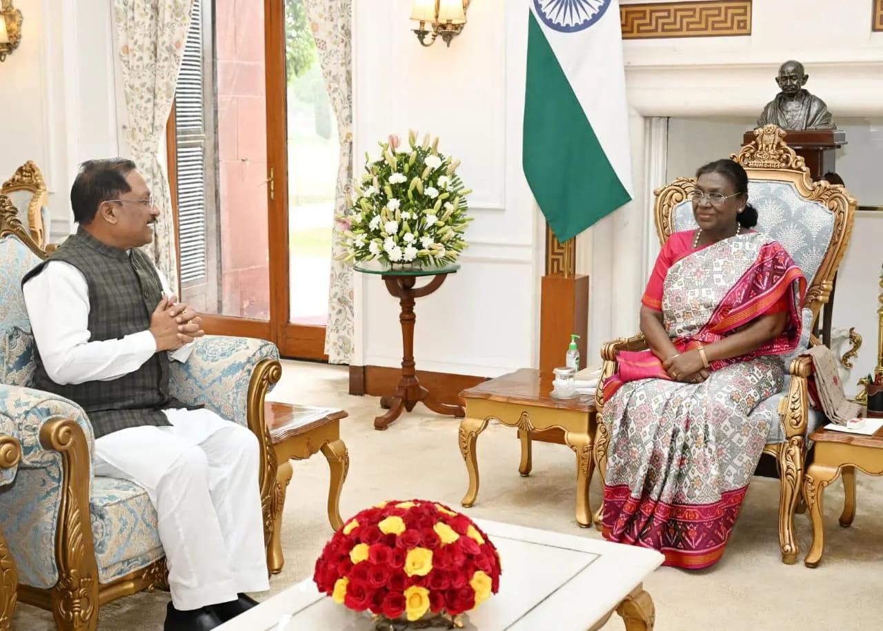 मुख्यमंत्री विष्णुदेव साय ने राष्ट्रपति द्रौपदी मुर्मु को दिया ‘बस्तर पंडुम’ में आने का न्योता
