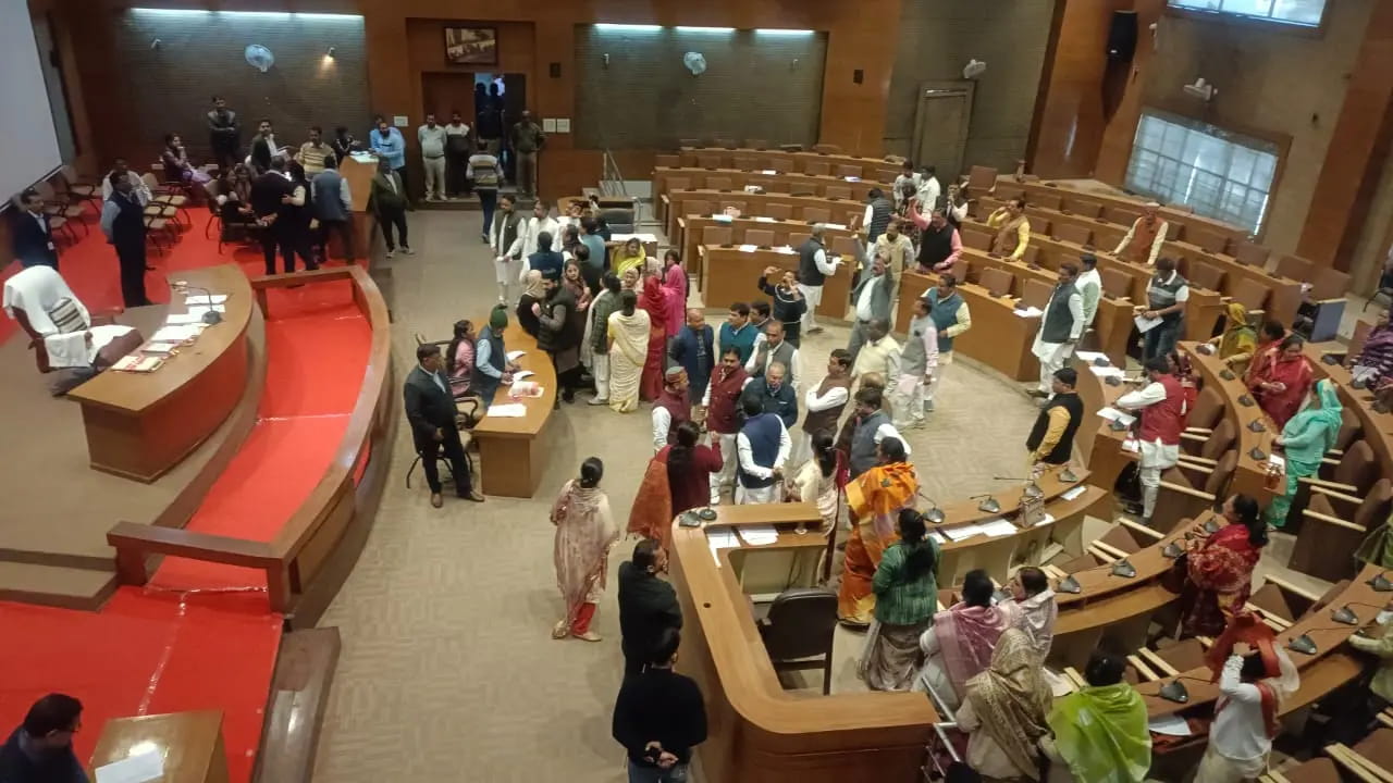 स्लॉटर हाउस में गोमांस के मुद्दे पर हंगामा, भाजपा-कांग्रेस के पार्षद इस्तीफे पर अड़े