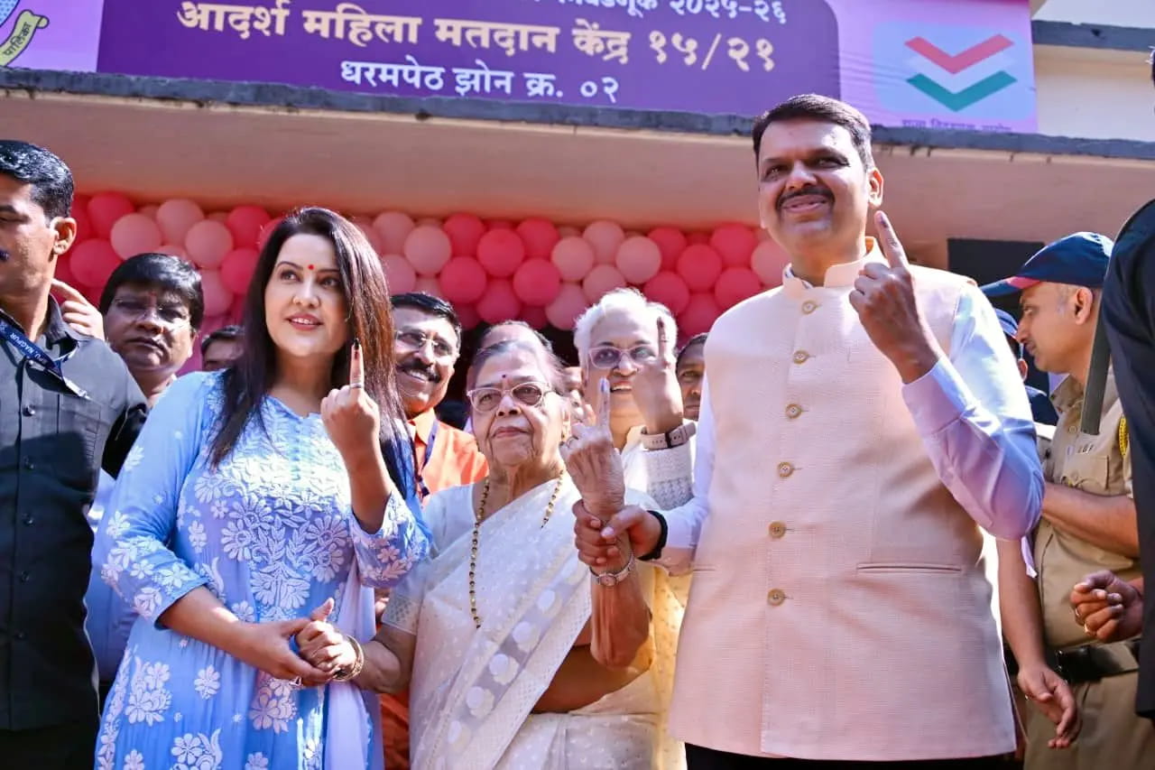 BMC  के चुनाव में वोट डालने निकले नेता-अभिनेता, सीएम फडणवीस ने परिवार संग डाला वोट