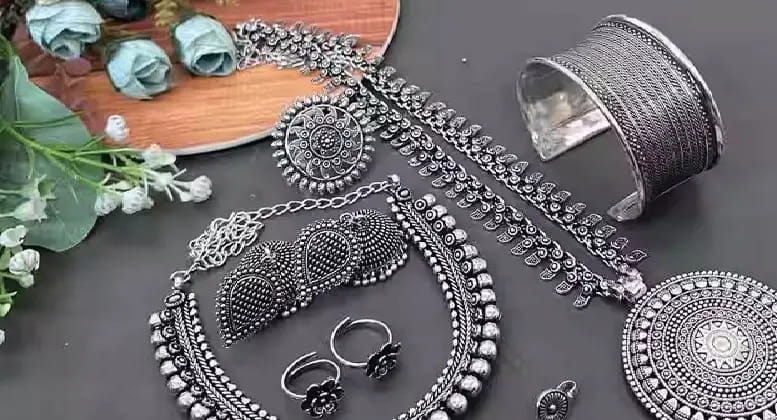 चांदी ने इतिहास रचा, एक किलो की कीमत 3 लाख के पार