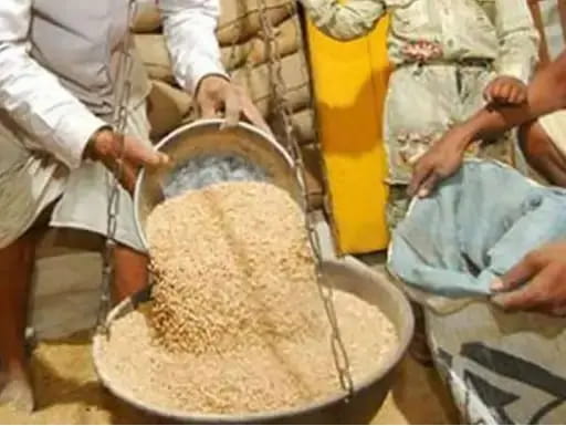 मुफ्त राशन के लिए आधार, समग्र आईडी और बैंक डिटेल मांगी तो गायब हो गए परिवार