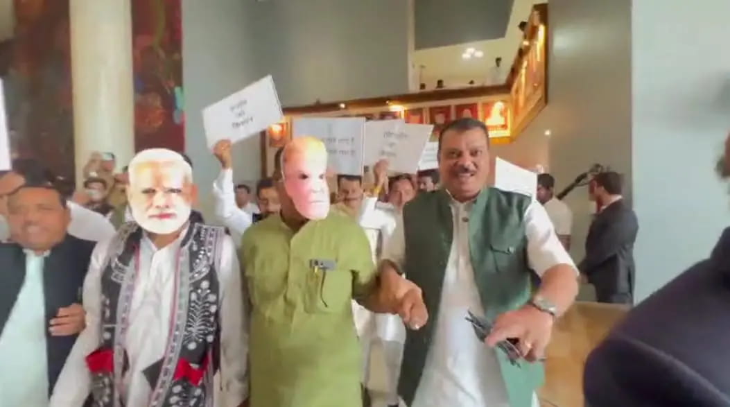  मोदी और ट्रंप के मुखौटे लगाकर विधानसभा पहुंचे कांग्रेस विधायक