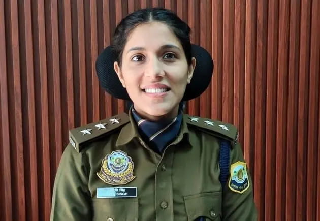 जिन्होंने बार-बार छुट्टी ली तो जूनियर को बना दिया गया मुखिया