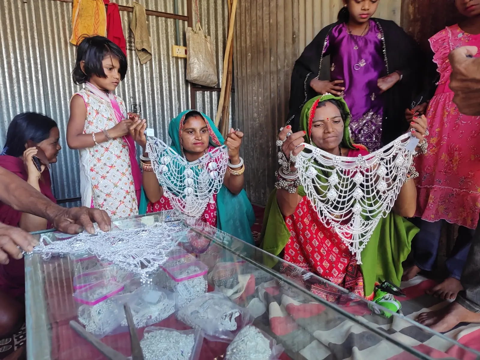 महंगी चांदी ने बदली पसंद, भगोरिया में नकली गहनों की बढ़ी मांग