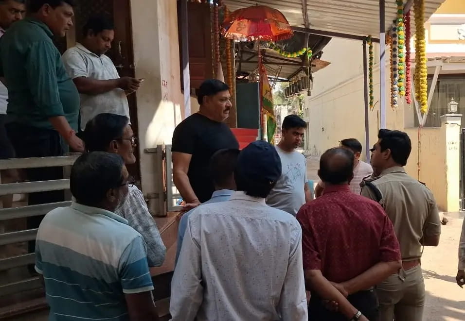 इनकम टैक्स अधिकारी बनकर कॉन्ट्रेक्टर के घर से 50 तोला सोने के जेवर, नकदी लूट ले गए, पुलिस की वर्दी में थे दो आरोपी