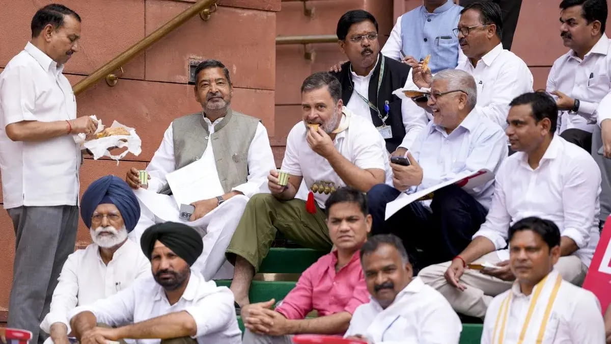 संसद की सीढ़ियों पर चाय-बिस्किट खाने पर पूर्व सैनिकों ने कहा नेता प्रतिपक्ष माफी मांगें
