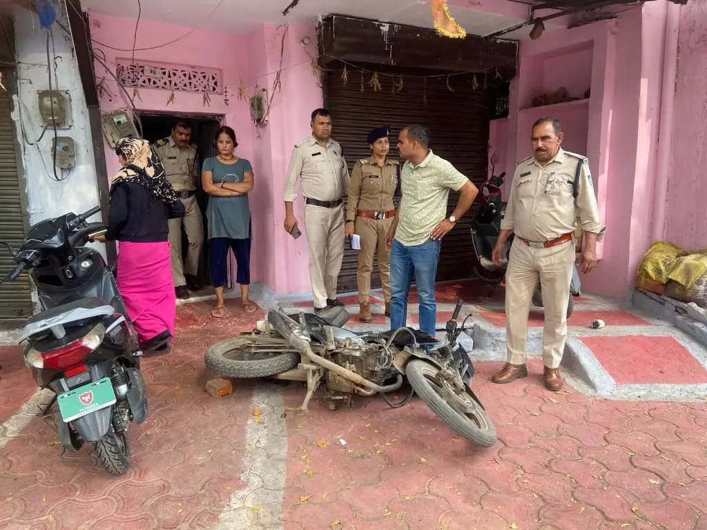 भजन चलाने के विवाद पर भाजपा मीडिया प्रभारी के ड्राइवर को गोली मारी