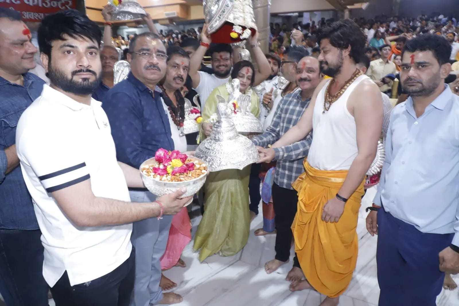 उज्जैन के महाकाल मंदिर में 30 किलो चांदी की सामग्री व ड्रोन कैमरा दान