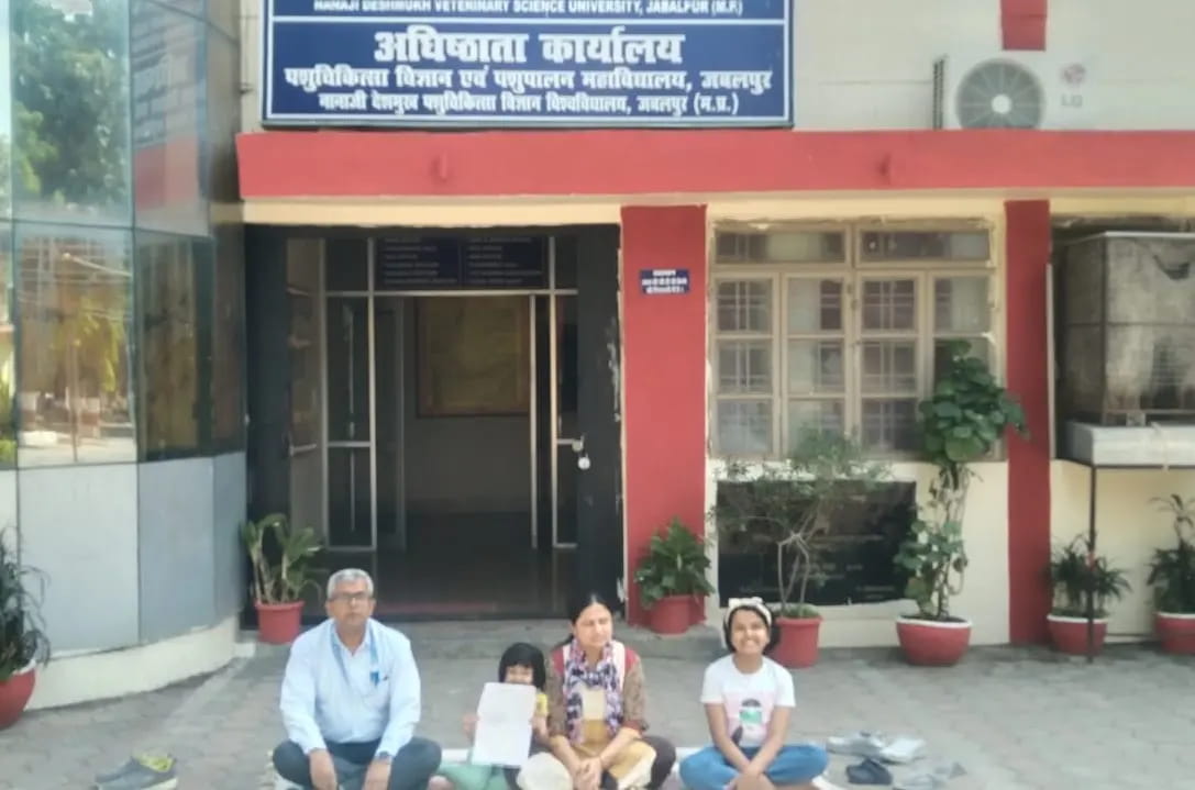 कैंपस में मकान नहीं मिलने से बिफरे प्रोफेसर, डीन ऑफिस के सामने परिवार सहित अनशन पर बैठे