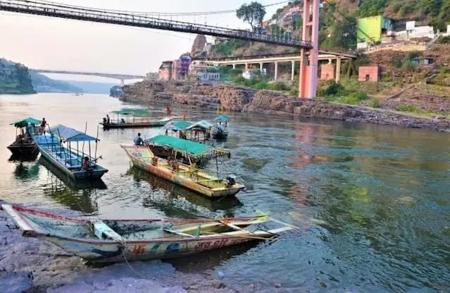 ओंकारेश्वर में झारखंड के श्रद्धालुओं की नाव नर्मदा नदी में पलटी, 10 को बचाया  
