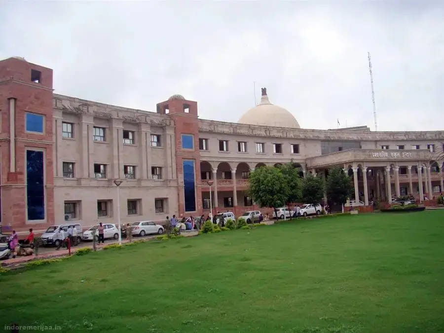 पैरेंट्स को बुक्स के लिए परेशान करने वाले एक स्कूल संचालक और तीन दुकानदारों के खिलाफ FIR