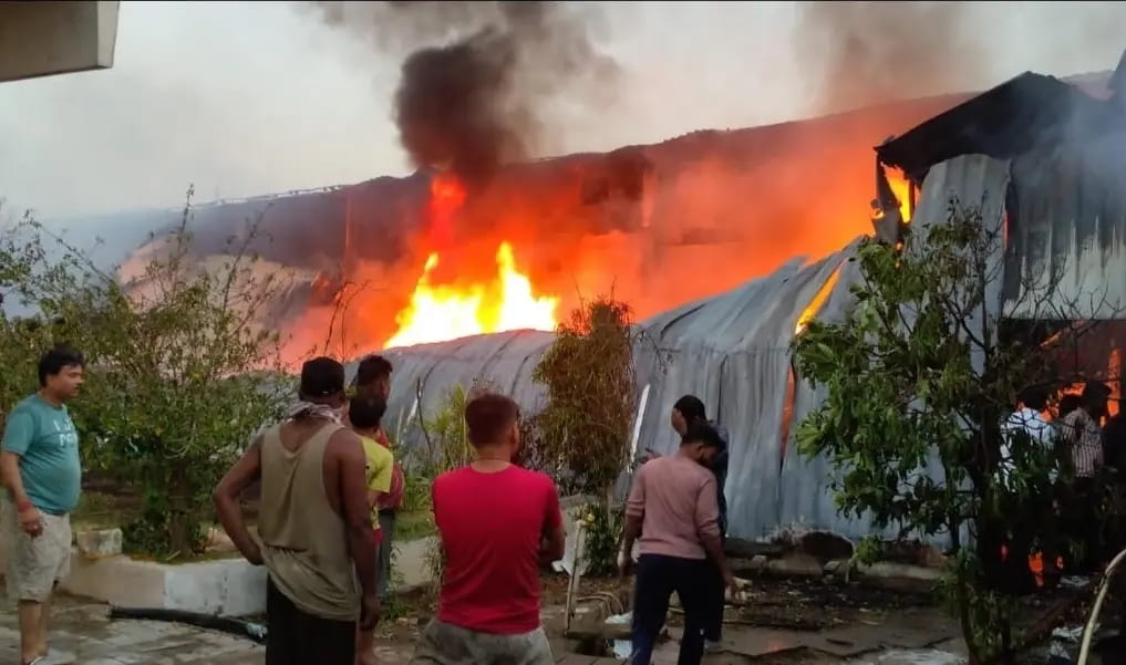 छिंदवाड़ा में डिस्पोजल फैक्ट्री में लगी आग, दो झुलसे, 50 लाख से ज्यादा का नुकसान