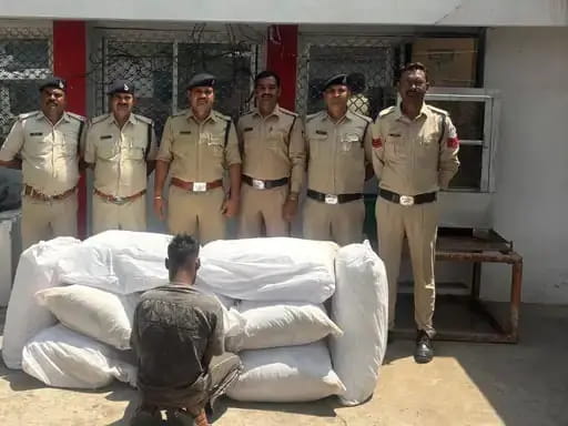 नाकाबंदी देख भागे तस्कर; पेड़ से टकराई कार, 1.12 करोड़ का गांजा जब्त