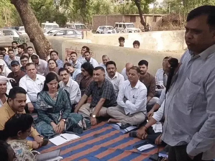 रीवा में नॉन एसी बस से गांव पहुंचे कलेक्टर नरेंद्र सूर्यवंशी, जमीन पर लगाई चौपाल