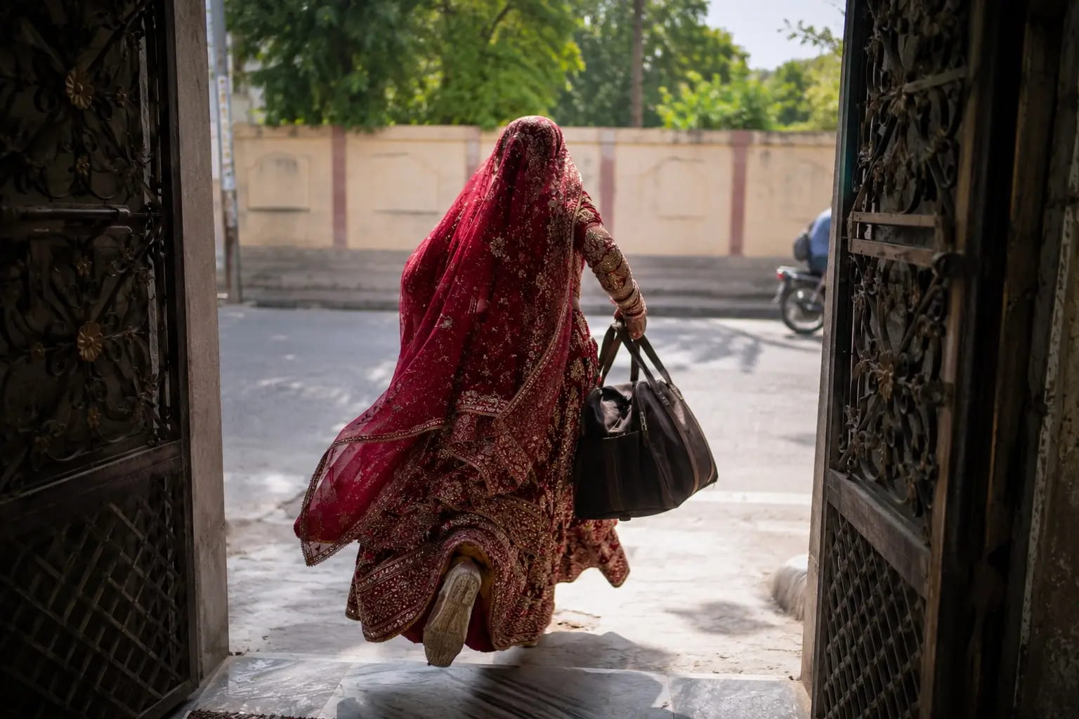 ऑफिस में दोस्ती के बाद प्यार...शादी की और दो दिन बाद ही जेवर-रुपए लेकर भाग गई इंजीनियर की दुल्हनियां
