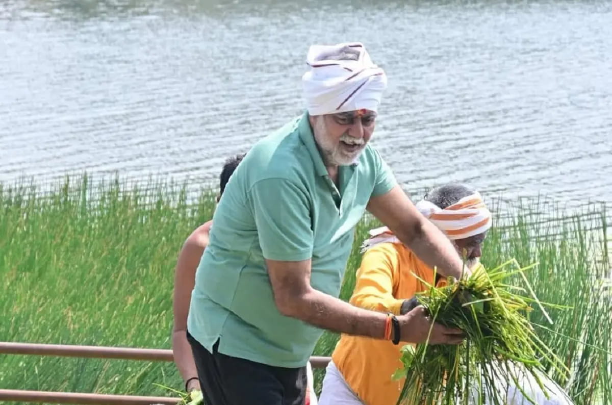 मंत्री प्रहलाद पटेल ने पूर्व विधायक भाई, समर्थकों के साथा नर्मदा में खुद उतरकर की सफाई