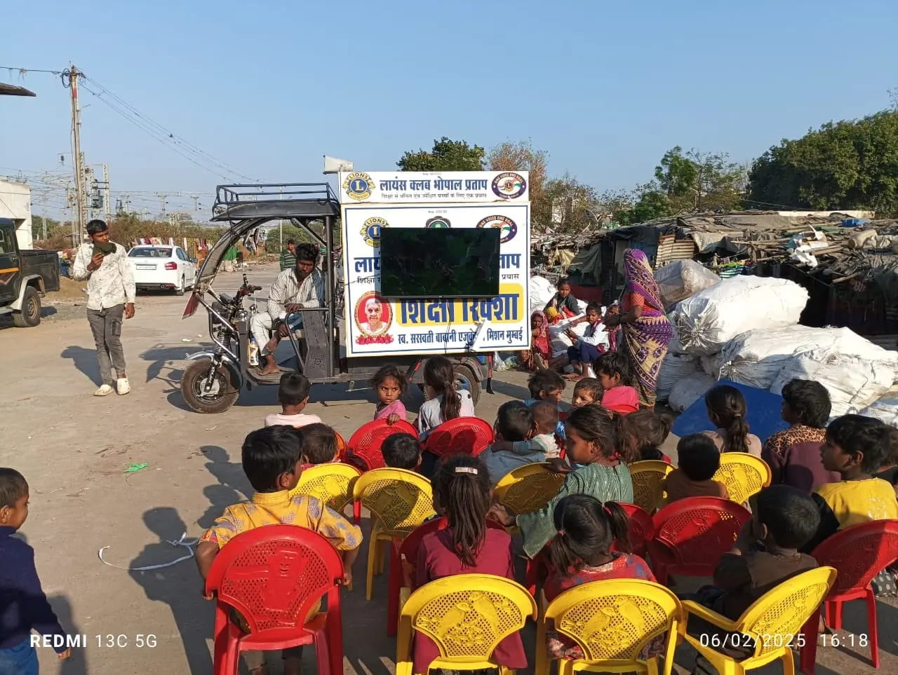 किताबों, उम्मीदों और सपनों की क्लास, बच्चों के घर पहुंचता है मूविंग स्कूल