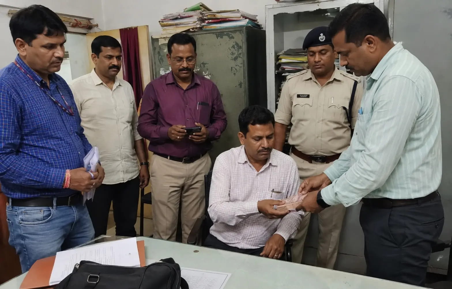 पांच हजार रुपए की रिश्वत लेते पटवारी गिरफ्तार, सीमांकन के लिए मांग रहा था पैसे