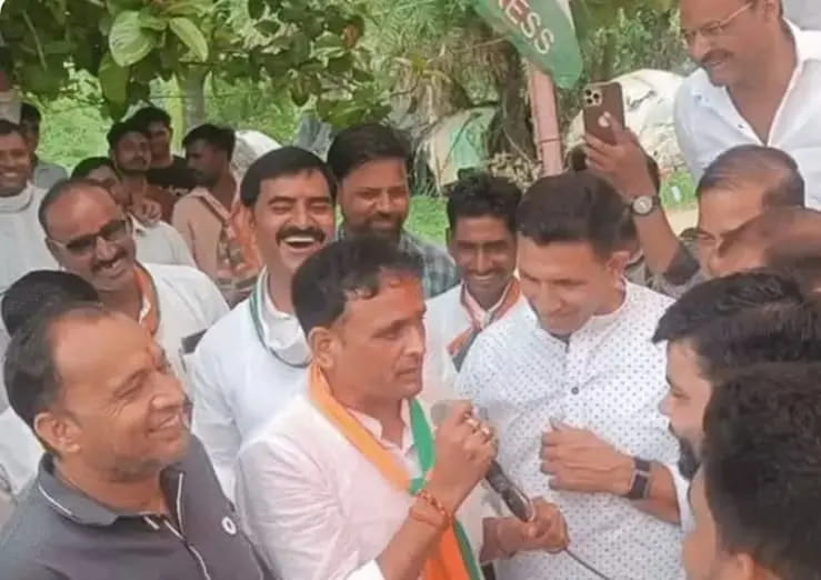 भाजपा प्रत्याशी आशुतोष तिवारी ने कांग्रेस अध्यक्ष जीतू पटवारी के मंच से की भाजपा को जिताने की अपील कर दी