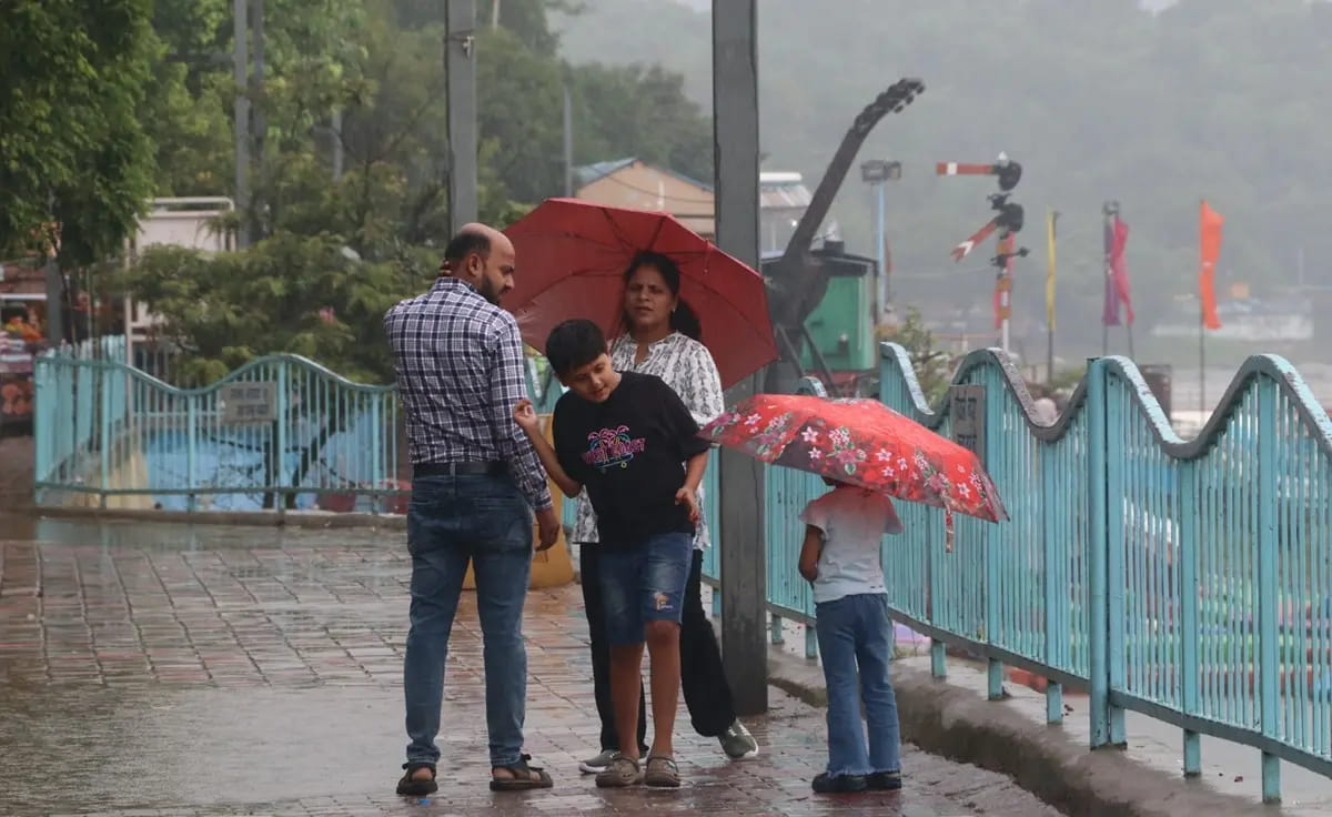 दिनभर बरसे बदरा, लोगों ने उठाया रिमझिम बारिश का लुत्फ