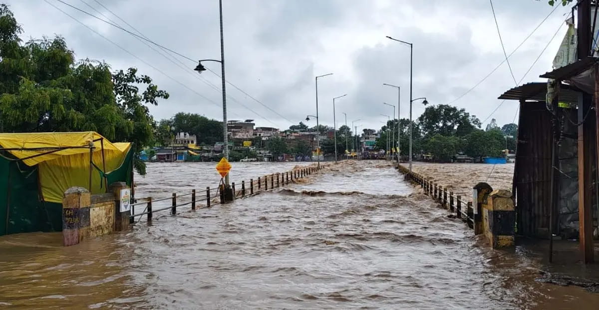 भीगा पूर्वी मप्र-डिंडौरी में 9 घंटे में 6 इंच पानी; कच्चा मकान ढहने से मासूम की मौत, बालाघाट में सवा 2 इंच बरसा, उमरिया में जोहिला डेम के 6 गेट खोले