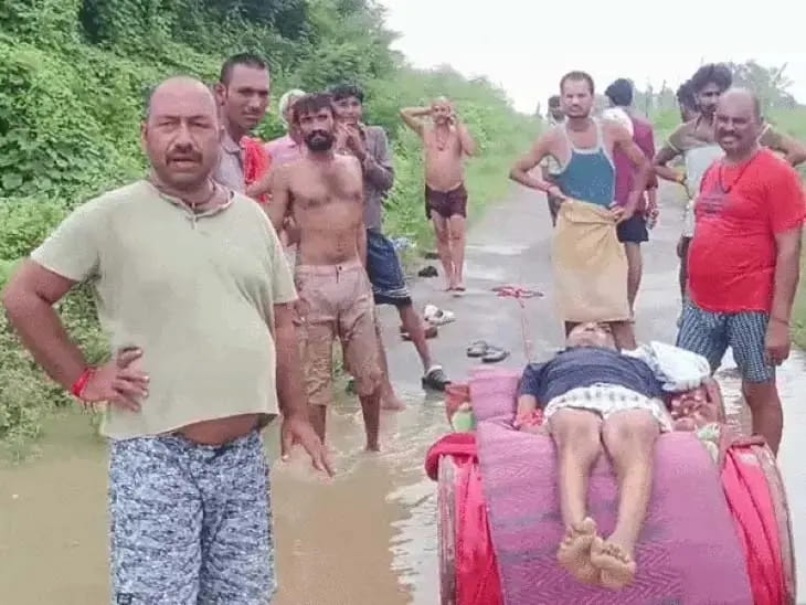 रीवा में बाढ़ की भयावह तस्वीर, नाव नहीं मिली तो ड्रमों पर शव रखकर उफनते पानी से पार कराया