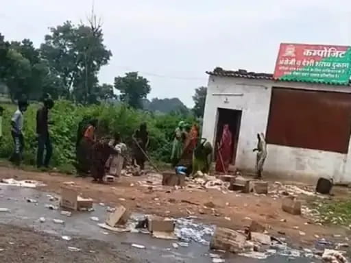 अशोकनगर में शराब दुकान पर महिलाओं का हमला, पेटियां तोड़कर सड़क पर फेंकी बोतलें, छात्राओं से छेड़छाड़ का आरोप   