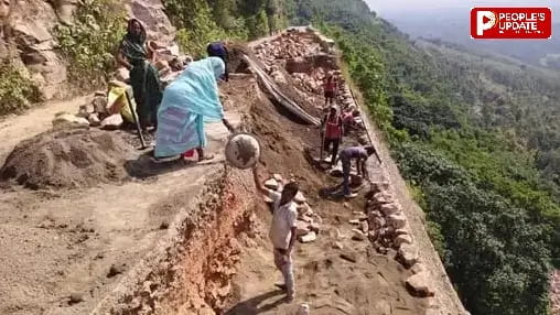 सीधी में अमिलिया-हनुमना मार्ग पर गिरा पहाड़ का हिस्सा, 24 मजदूरों ने भागकर जान बचाई