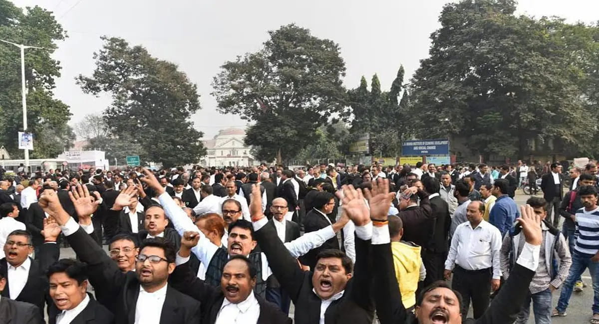 टक्कर के बाद घसीटा, बेरहमी से कुचला, वकील को मारकर फरार हुआ चालक