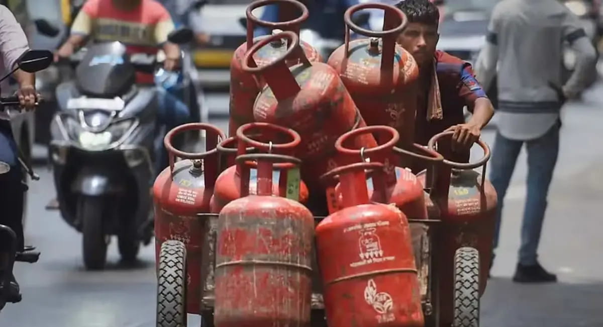 मई की शुरुआत में गैस कीमतों में उछाल, कमर्शियल सिलेंडर 993 रुपये महंगा, कारोबारियों की बढ़ी चिंता